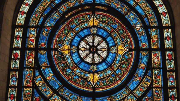 Quelles sont les méthodes pour déménager un grand vitrail sans le casser ?