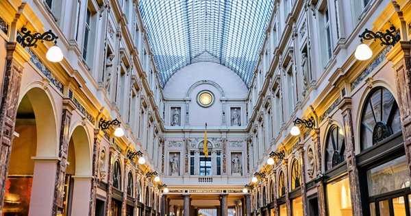 Quelles astuces pour créer une galerie d'art personnelle dans un couloir étroit ?