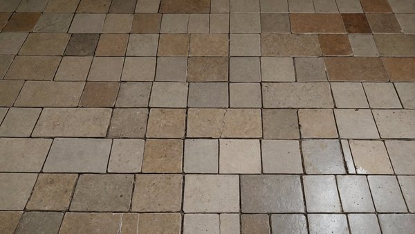 Quelle est la meilleure méthode pour rénover un plancher en tomettes anciennes?